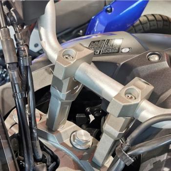 Preview: Lenkererhöhung 28 mm passend für Yamaha MT-09 Tracer (RN29 & RN43) Grau-Gold Eloxiert