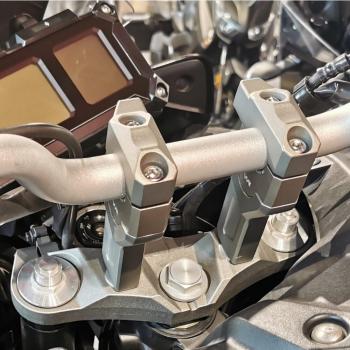 Preview: Lenkererhöhung 28 mm passend für Yamaha MT-09 Tracer (RN29 & RN43) Silber Eloxiert