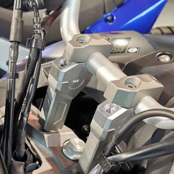 Preview: Lenkererhöhung 28 mm with 20 mm offset passend für Yamaha MT-09 Tracer (RN29 & RN43) Grau-Gold Eloxiert