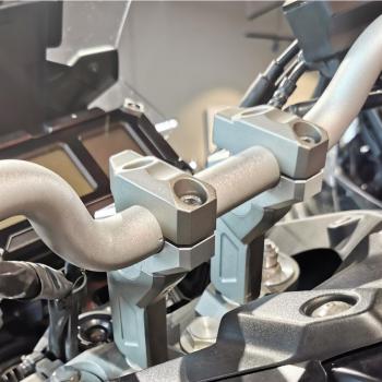 Preview: Lenkererhöhung 28mm with 20mm offset passend für Yamaha MT-09 Tracer (RN29 & RN43) Silber Eloxiert