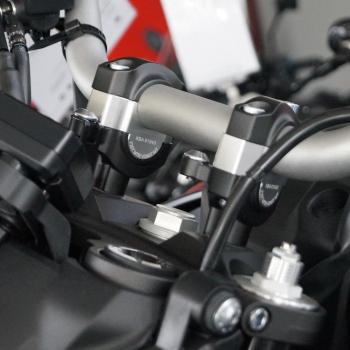 Preview: Lenkererhöhung 20 mm passend für Yamaha MT-10 & SP (RN45) 16-21 Schwarz Eloxiert