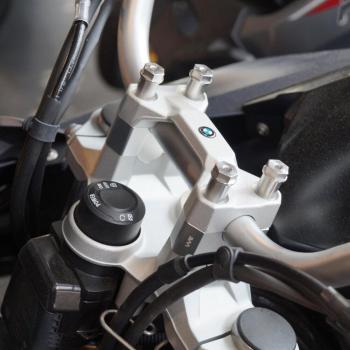 Preview: Lenkererhöhung 25 mm passend für BMW F 750 GS 18-23 and 4 additional special screws passend für BMW navigation sys.