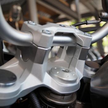 Preview: Lenkererhöhung 25 mm passend für BMW F 750 GS 18-23 with torx screws (not passend für BMW navigation sys.)