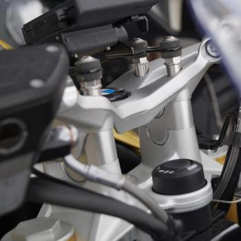 Preview: Hausse de guidon de 25 mm pour BMW R1200RS LC 2015-2019 avec ABE et 4 vis spéciales supplémentaires pour le GPS BMW