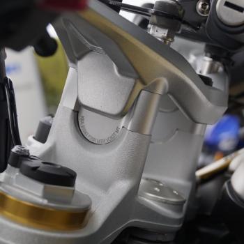 Preview: Hausse de guidon de 25 mm pour BMW R1200RS LC 2015-2019 avec ABE et 4 vis spéciales supplémentaires pour le GPS BMW
