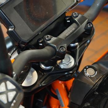 Preview: Handlebar risers 30 mm with offset 17 mm suitable for KTM 250 DUKE silver andodized