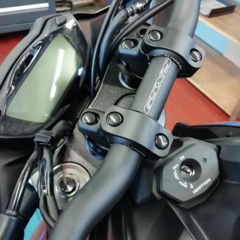 Preview: Lenkererhöhung 30 mm mit Versatz 21 mm passend für Moto Guzzi V85TT ´19-> Schwarz Eloxiert