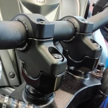 Preview: Lenkererhöhung 30 mm mit Versatz 21 mm passend für Moto Guzzi V85TT ´19-> Silber Eloxiert