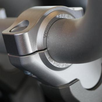Lenkererhöhung 30 mm mit Versatz 21 mm passend für Yamaha MT-09 Tracer (RN29 & RN43) Schwarz Eloxiert