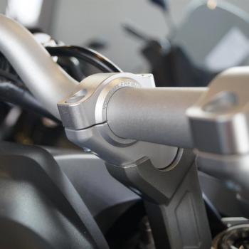 Lenkererhöhung 30 mm mit Versatz 21 mm passend für Yamaha MT-09 Tracer (RN29 & RN43) Silber Eloxiert