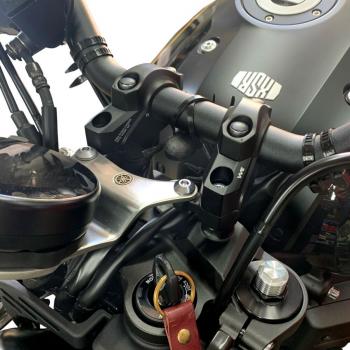 Preview: Lenkererhöhung 30 mm mit Versatz 25 mm passend für Yamaha XSR 900 from 2015 Silber Eloxiert