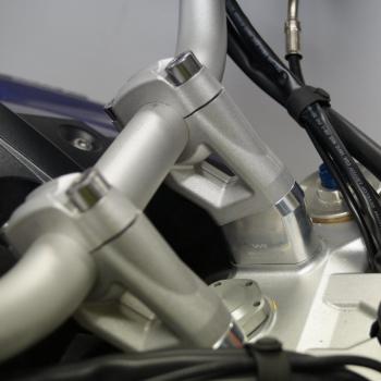 Preview: Lenkererhöhung mit Versatz passend für Triumph Tiger 800 models 30 mm higher and 20 mm zurück