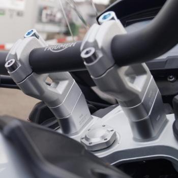 Preview: Lenkererhöhung mit Versatz passend für Triumph Tiger 800 models extra high 50 mm and mit Versatz