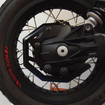 Preview: schutz-passend-fur-das-kardangehause-in-schwarz-passend-fur-die-moto-guzzi-v85tt