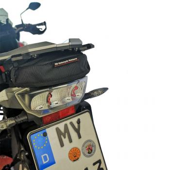 Preview: Zusatztasche unter Gepäckbrücke passend für BMW F750 GS, F850 GS,  R1200 GS LC & R1250 GS-montiert-schraeg hinten