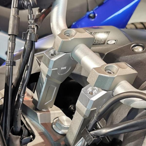 Lenkererhöhung 28 mm with 20 mm offset passend für Yamaha MT-09 Tracer (RN29 & RN43) Grau-Gold Eloxiert