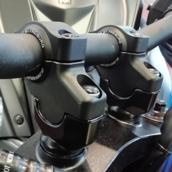 Lenkererhöhung 30 mm mit Versatz 21 mm passend für Moto Guzzi V85TT ´19-> Silber Eloxiert
