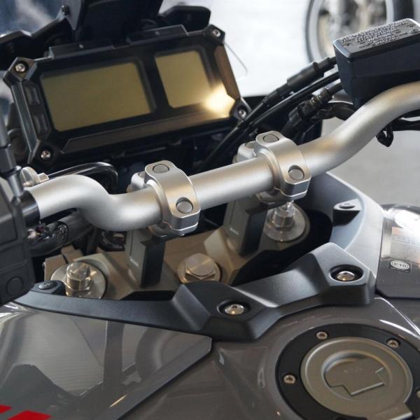 Lenkererhöhung 30 mm mit Versatz 21 mm passend für Yamaha MT-09 Tracer (RN29 & RN43) Schwarz Eloxiert