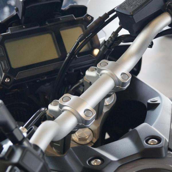 Lenkererhöhung 30 mm mit Versatz 21 mm passend für Yamaha MT-09 Tracer (RN29 & RN43) Silber Eloxiert