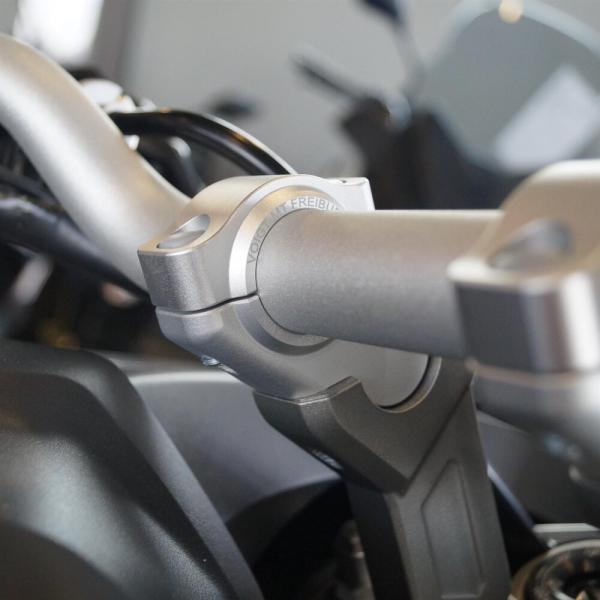 Lenkererhöhung 30 mm mit Versatz 21 mm passend für Yamaha MT-09 Tracer (RN29 & RN43) Silber Eloxiert