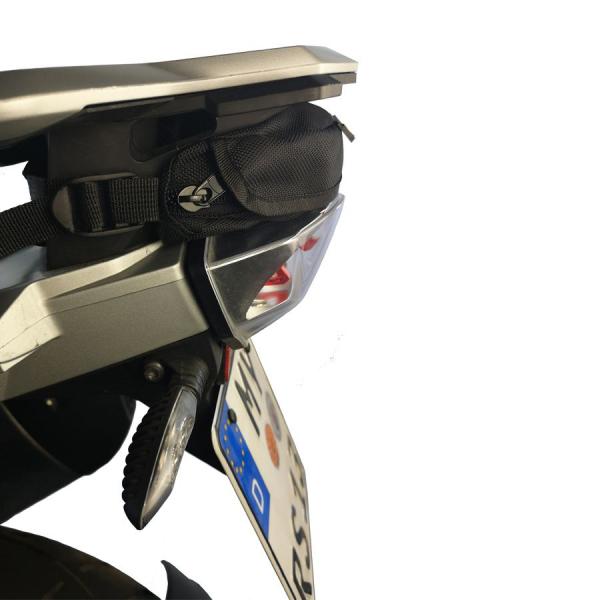 Zusatztasche unter Gepäckbrücke passend für BMW F750 GS, F850 GS,  R1200 GS LC & R1250 GS-montiert-Seitenansicht